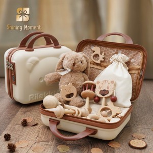 婴儿0-3月玩具礼盒实木玩具套装满月礼物周岁见面初生百天礼包 双色玩具小熊行李箱