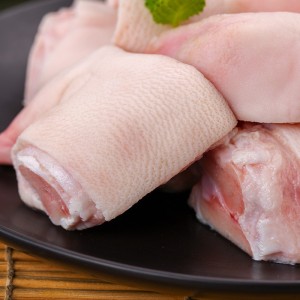 Замороженная безалкогольная свинина и свиные ножки за 1кг