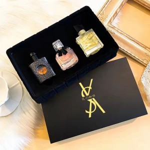 Подарочная коробка от парфюма Q была перевернута в подарочную коробку от аромата черного опиума в париже